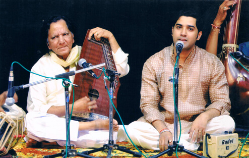 Picture of Samrat Pandit and his father Pt Jagdish Prasad, playing music on stage